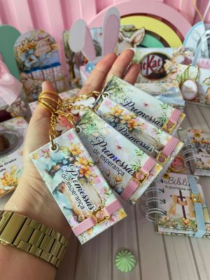 Chaveiros personalizados modelo mini Bíblia ou Promessas